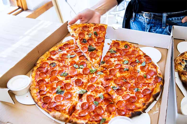 Pizza của nước nào? Hé lộ xuất xứ món ăn gây nghiện toàn thế giới 