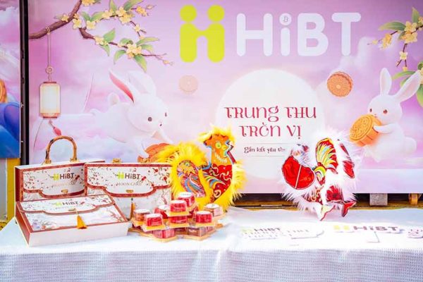 HiBT sẻ chia hàng trăm phần quà tới muôn nẻo đường phố, tròn vị Trung thu