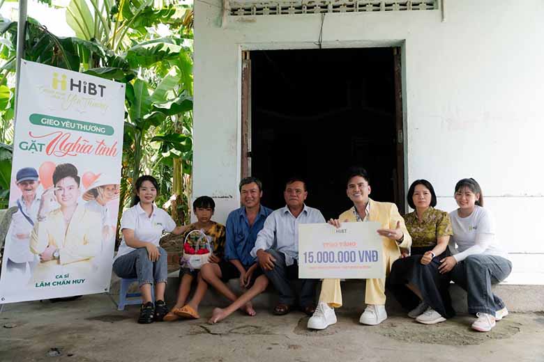 HiBT sẻ chia hàng trăm phần quà tới muôn nẻo đường phố, tròn vị Trung thu