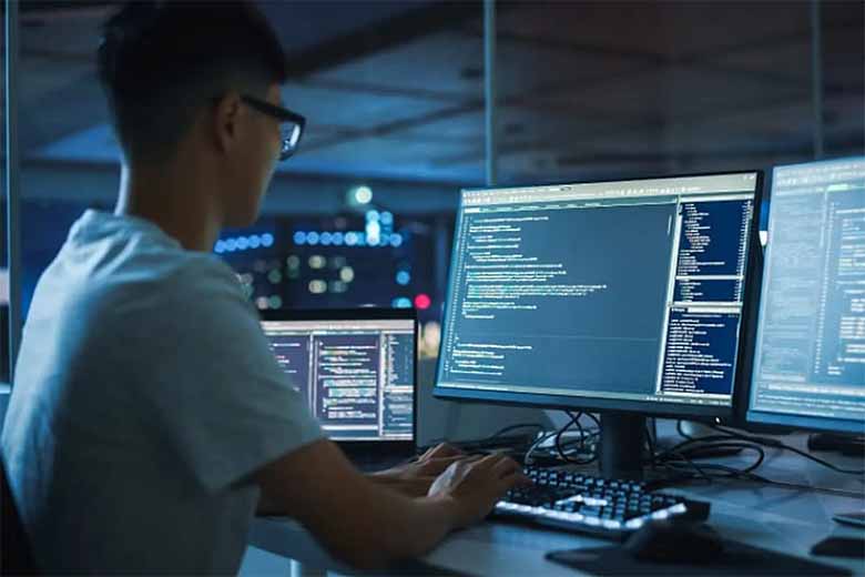 Kỹ sư IT là gì? Hé lộ vai trò, cơ hội nghề nghiệp và mức lương đáng mơ ước