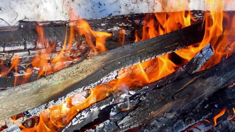 Mơ thấy lửa cháy báo hiệu điều gì? May mắn hay tai ương sắp đến
